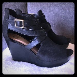 REPORT Black Peep-Toe Wedges, Size 7